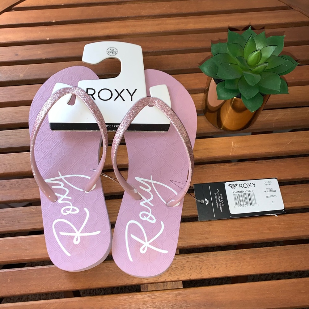 NWT: Roxy  Size 6 flipflops